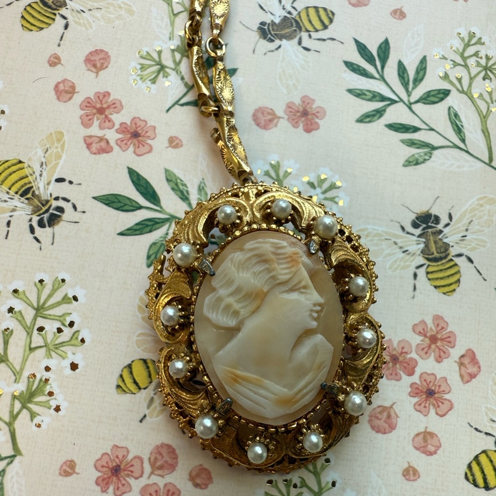 Vintage FLORENZA Shell Cameo Pendant Brooch Necklace Gold Tone - Picture 7 of 11